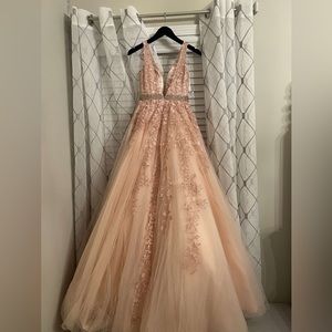 Sherri Hill Prom Dress Light Pink Size 4 Lace Accent V-Cut Never Worn 700$ Dress